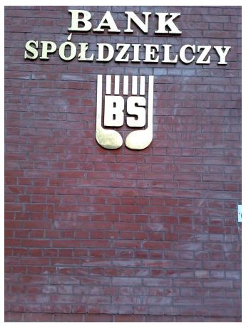 Zabrudzona ściana frontowa z kostki ceglanej