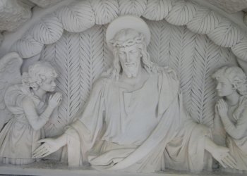 Czyszczenie rzeźb na kaplicy na cmentarzu w Łodzi