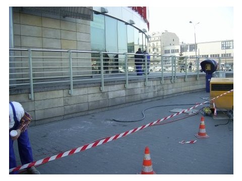 Widok budynku w trakcie czyszczenia - zabezpieczenie terenu prac