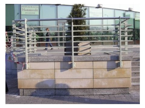 Czyszczenie elewacji i muru w CH Warszawa Wileńska