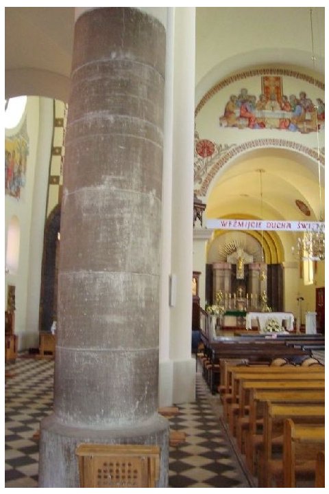 Kamienna kolumna w kościele z widocznymi zabrudzeniami