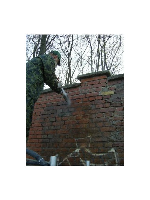 Czyszczenie muru z cegły