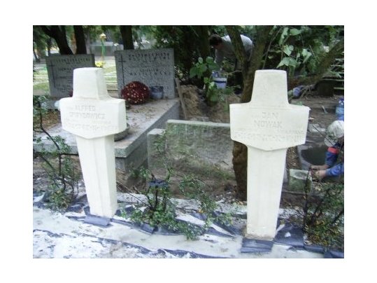 Zabytkowe krzye z piaskowca po oczyszczeniu