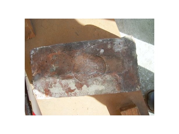 Zabytkowa cegła, wymagająca oczyszczenia