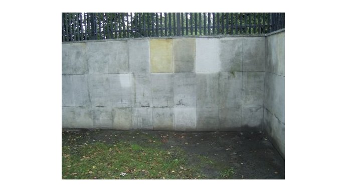 Widok na mur Cmentarza Powązkowskiego