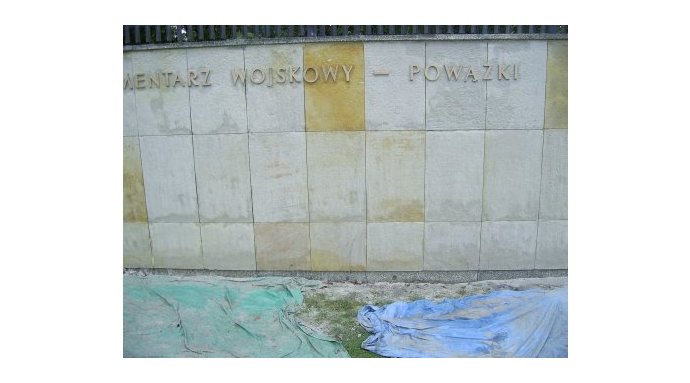 Mur Cmentarza Wojskowego na warszawskich Powązkach po oczyszczeniu 