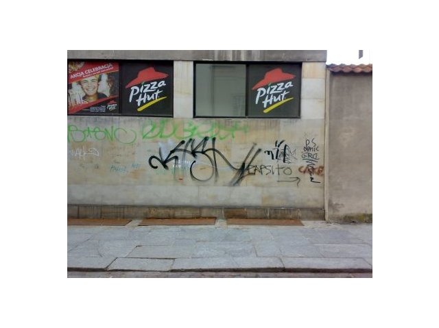 Elewacja budynku na Placu Zamkowym w Warszawie z graffiti