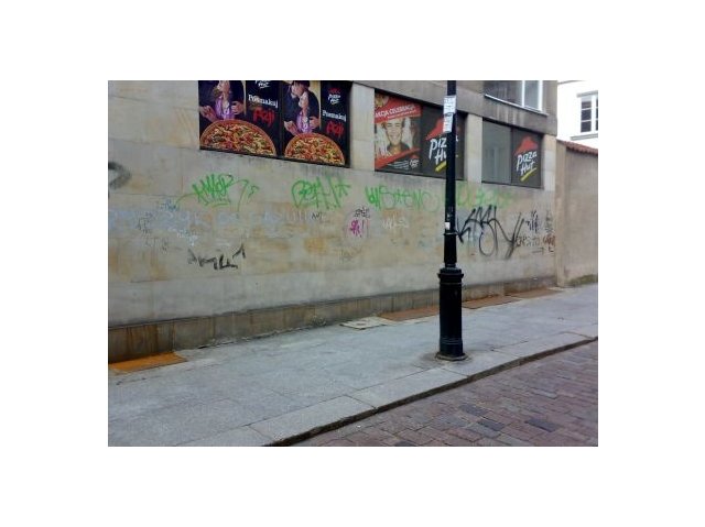 Elewacja budynku na Placu Zamkowym w Warszawie przed usunięciem graffiti