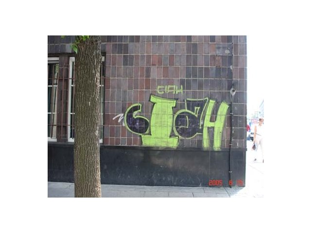 Graffiti na elewacji