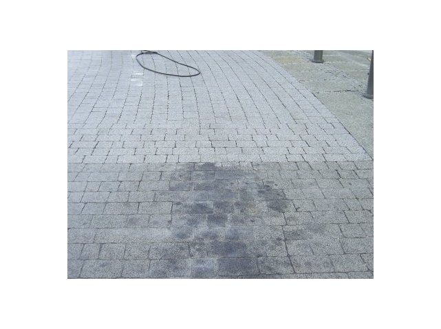 Posadzka z kamienia w trakcie czyszczenia - widoczne różnice